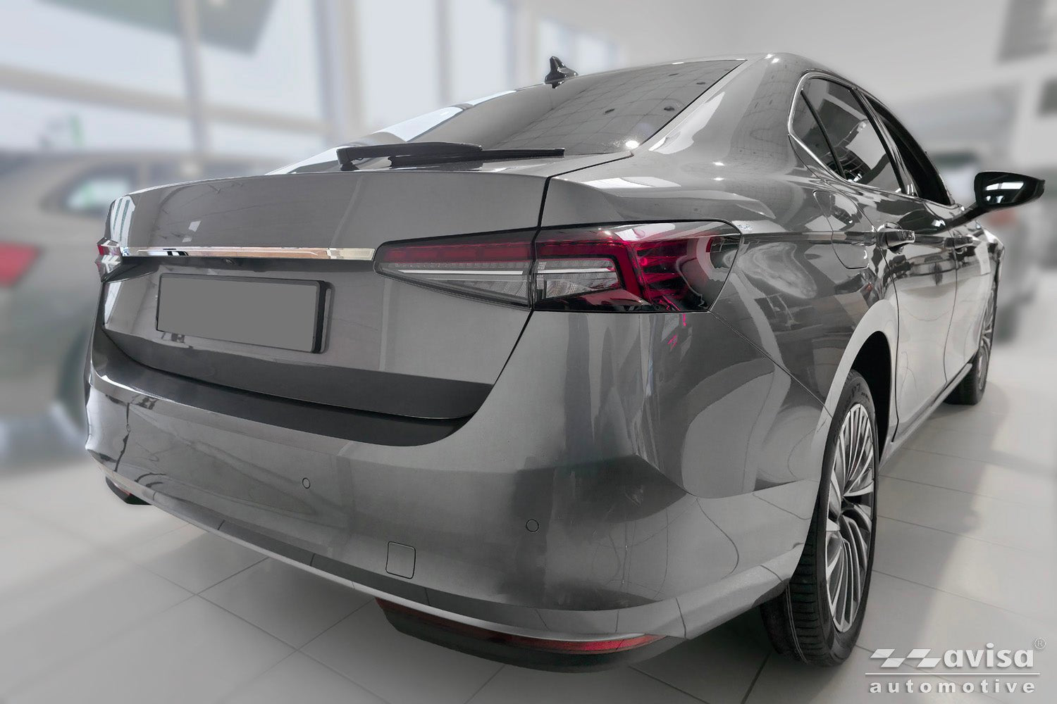 Bakluckelist Skoda Superb IV liftback 2023+ – Spegelpolerat silver | AVISA - Carlevel AB - Bakluckelist