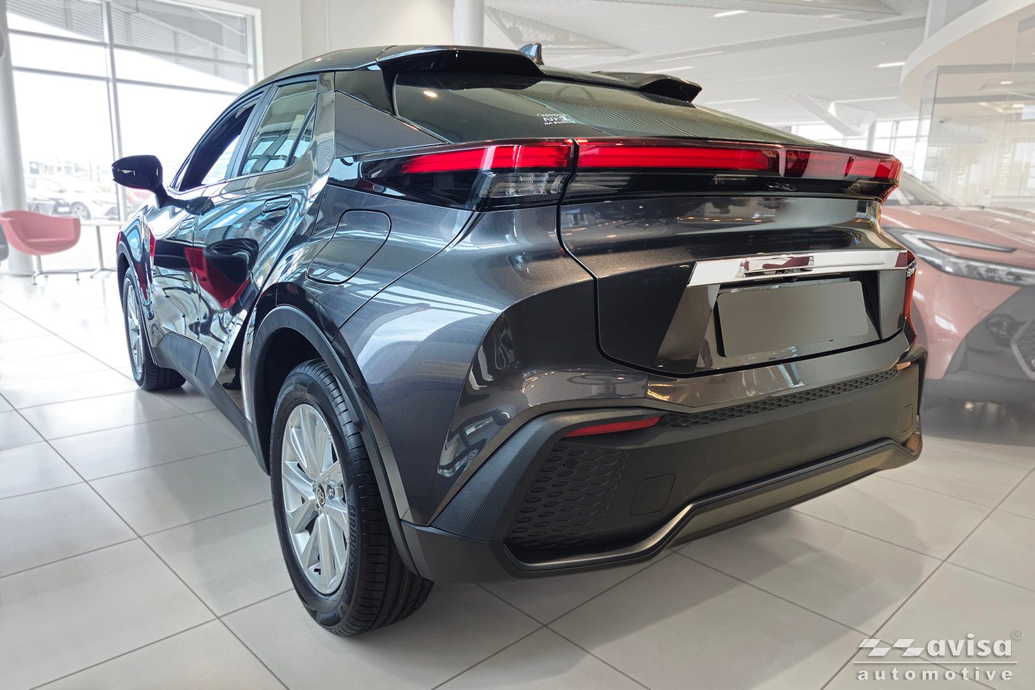 Bakluckelist Toyota C-Hr II (X20) 2023+ – Spegelpolerat silver | AVISA - Carlevel AB - Bakluckelist