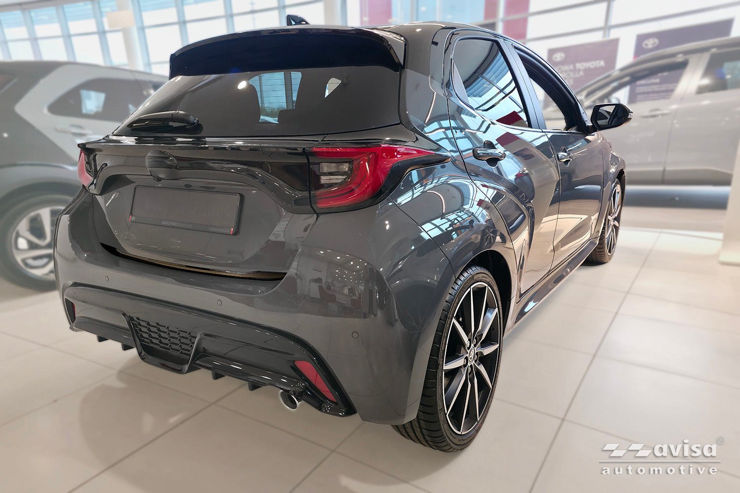 Bakluckelist Toyota Yaris IV halvkombi 5-dörrars/ Hybrid/ GR 2020–2024 facelift 2024+ – Spegelblank svart | AVISA - Carlevel AB - Bakluckelist