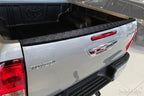 Bakre kant-/skyddslist Toyota Hilux VIII facelift 2020+ – Svart | AVISA - Carlevel AB - Bakre kant-/skyddslist