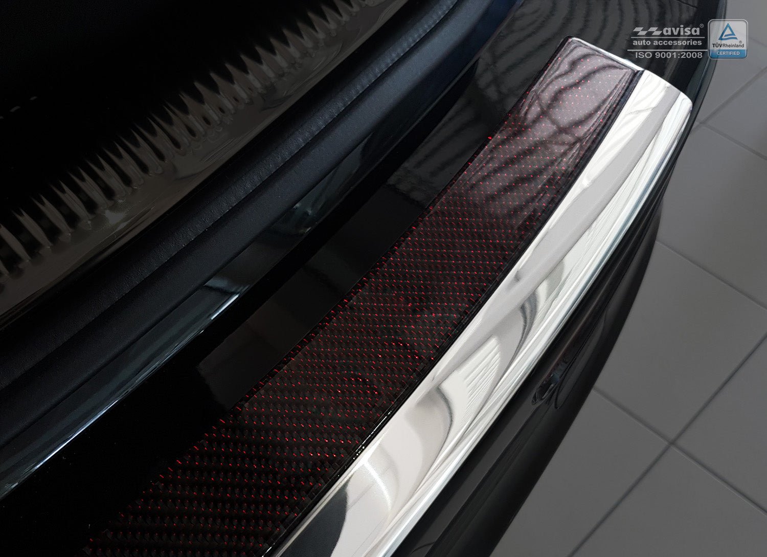 Lastskydd Audi Q5 2008–2012, facelift 2012–2016 / Audi SQ5 2013+ – Spegelblank steel, Röd&Svart Kolfiber fibre | AVISA - Carlevel AB - Lastskydd