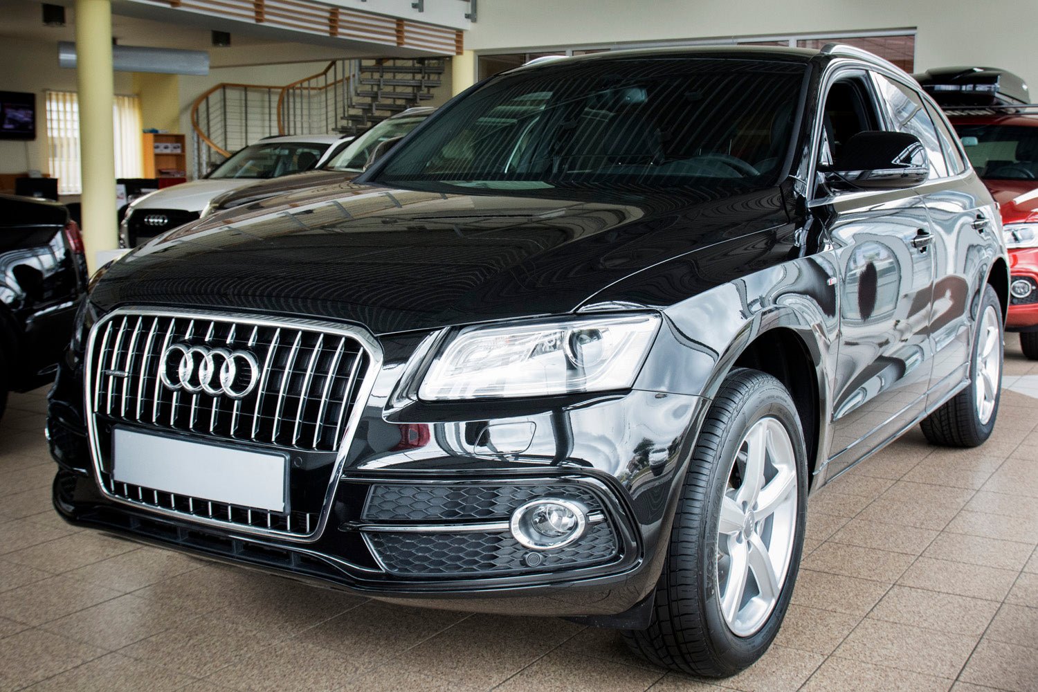 Lastskydd Audi Q5 2008–2012, facelift 2012–2016 / Audi SQ5 2013+ – Spegelblank svart | AVISA - Carlevel AB - Lastskydd