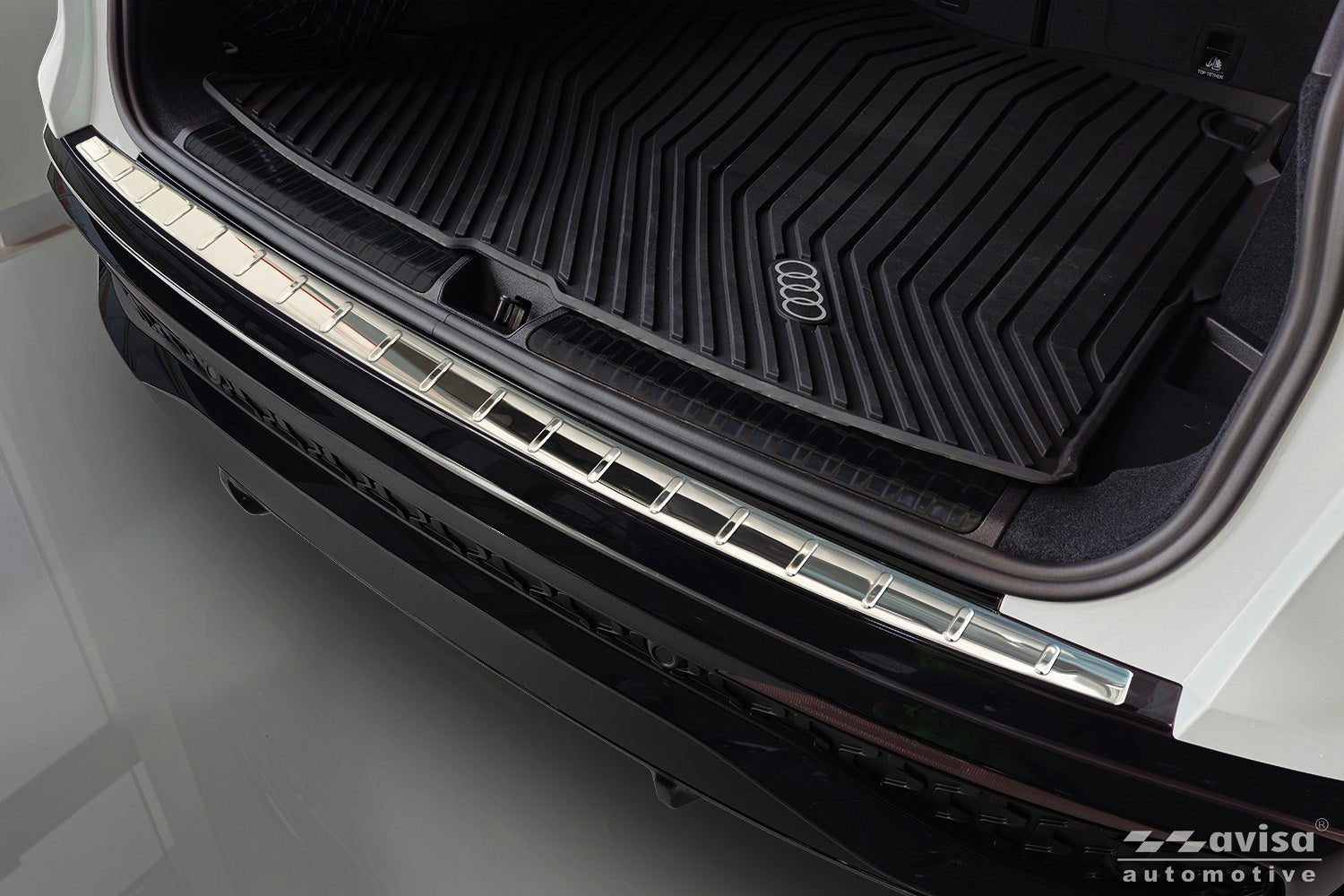 Lastskydd Audi Q5 III 2024+ – Spegelpolerat silver | AVISA - Carlevel AB - Lastskydd
