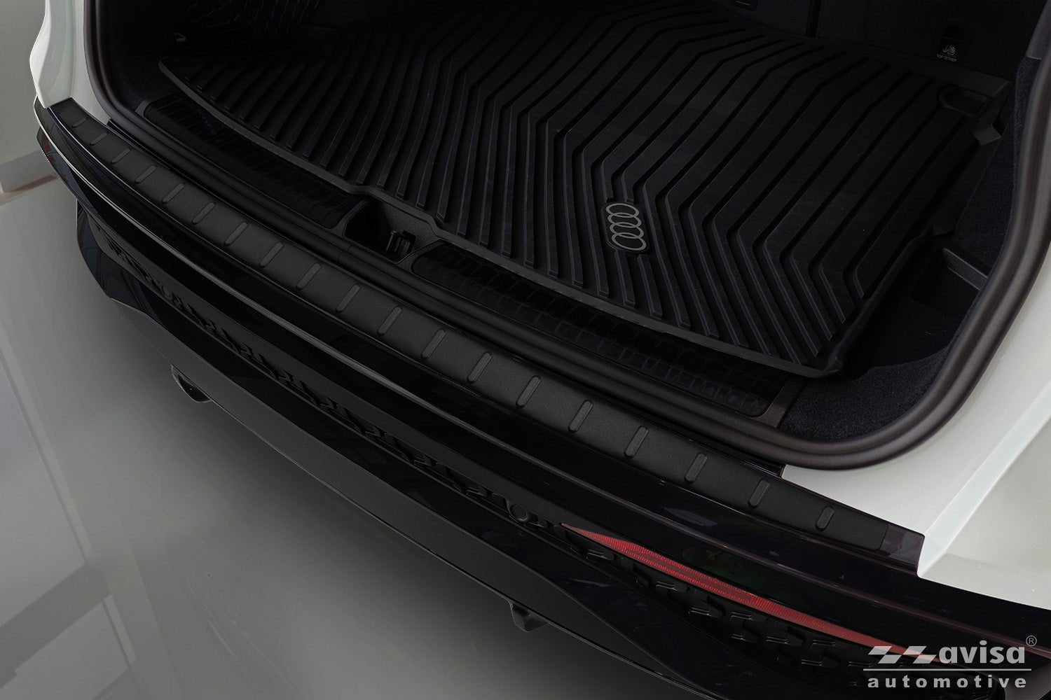 Lastskydd Black Mat Audi Q5 III 2024+ – Mattsvart | AVISA - Carlevel AB - Lastskydd