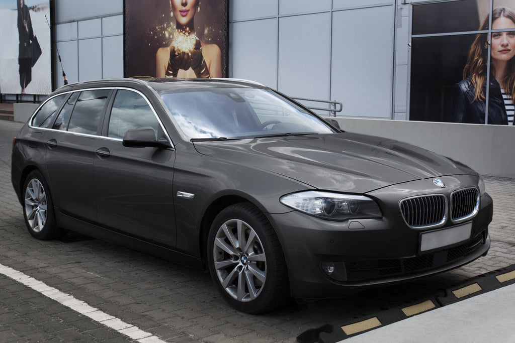 Lastskydd BMW 5 F11 touring 2010–2013, facelift 2013–2017 – Spegelblank steel, Röd&Svart Kolfiber | AVISA - Carlevel AB - Lastskydd