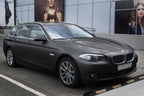 Lastskydd BMW 5 F11 touring 2010–2013, facelift 2013–2017 – Spegelblank steel, Röd&Svart Kolfiber | AVISA - Carlevel AB - Lastskydd