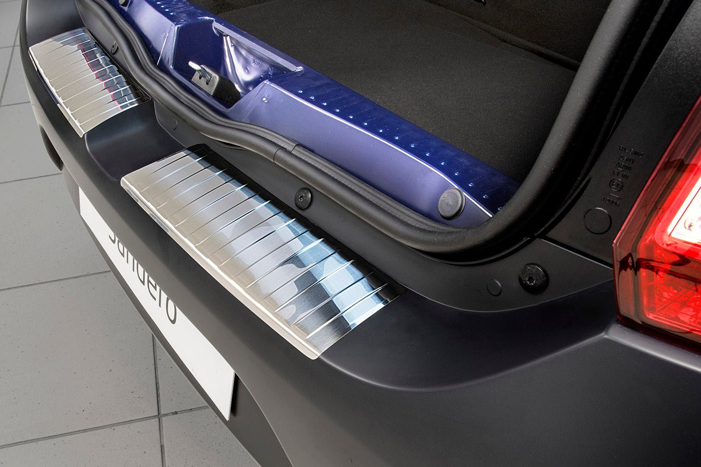Lastskydd Dacia Sandero II halvkombi 2012–2016, facelift 2016–2020 – Silver satin | AVISA - Carlevel AB - Lastskydd