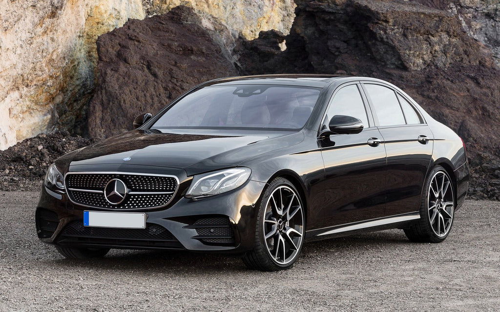 Lastskydd Mercedes E Class W213 sedan 2016–2020, facelift 2020–2023 – Röd / Svart | AVISA - Carlevel AB - Lastskydd