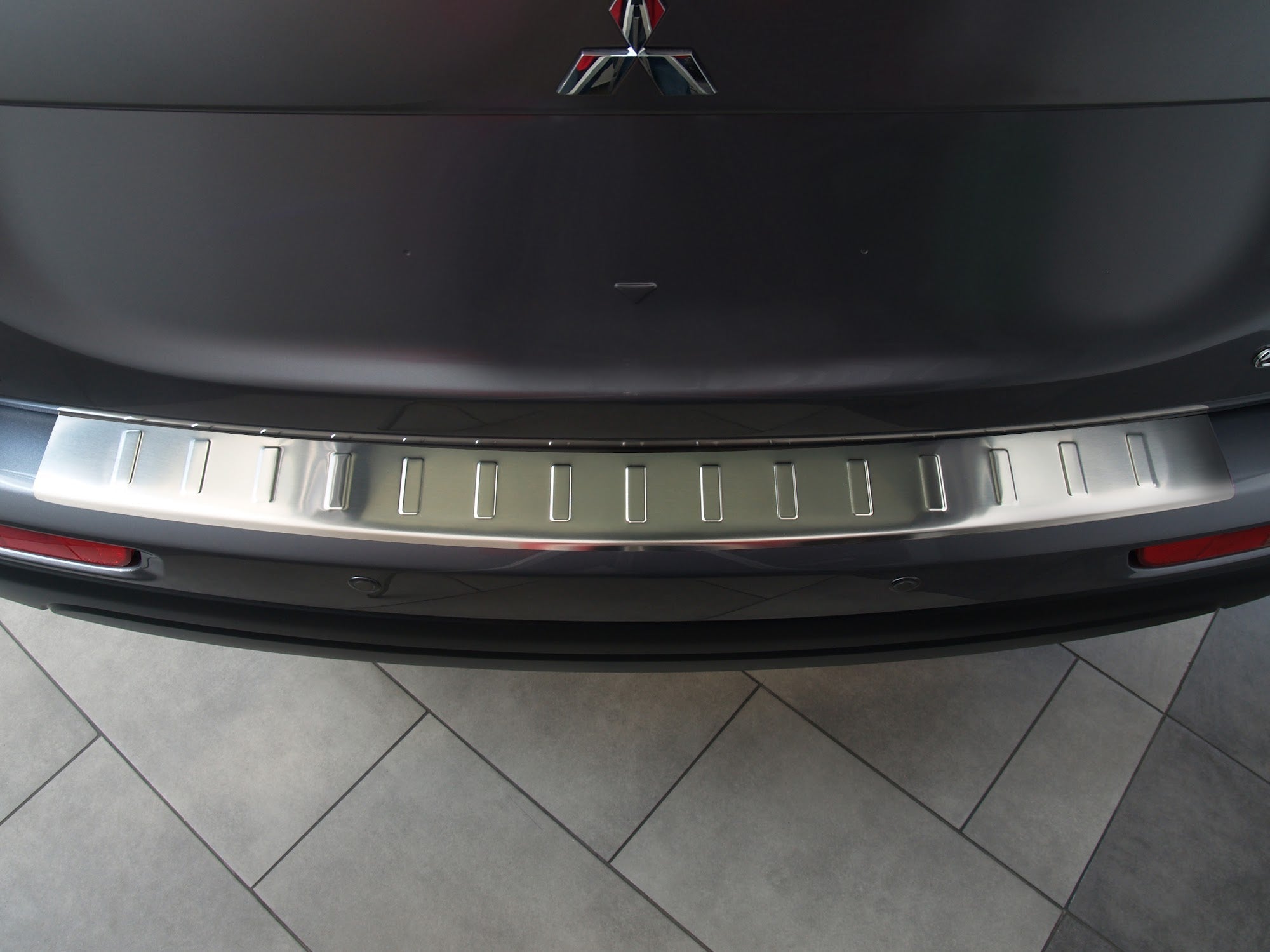 Lastskydd Mitsubishi Outlander III 2012–2015 – Silver satin | AVISA - Carlevel AB - Lastskydd