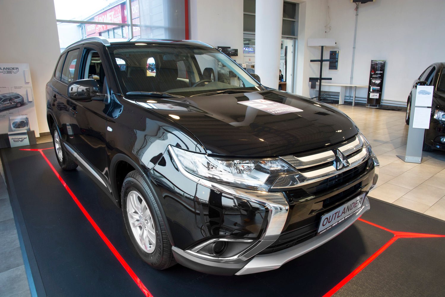Lastskydd Mitsubishi Outlander III facelift 2015–2017, facelift 2017–2022 a special version med a cut for parking sensors m.fl. – Silver satin | AVISA - Carlevel AB - Lastskydd