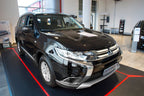 Lastskydd Mitsubishi Outlander III facelift 2015–2017, facelift 2017–2022 a special version med a cut for parking sensors m.fl. – Svart | AVISA - Carlevel AB - Lastskydd