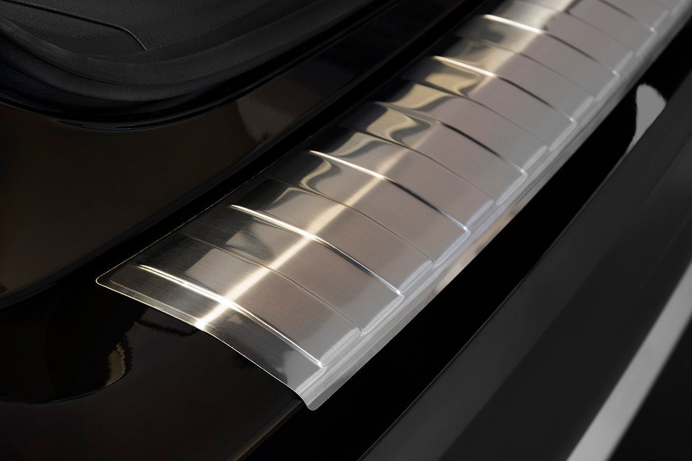 Lastskydd Mitsubishi Outlander III facelift 2015–2017, facelift 2017–2022 m.fl. – Silver satin | AVISA - Carlevel AB - Lastskydd