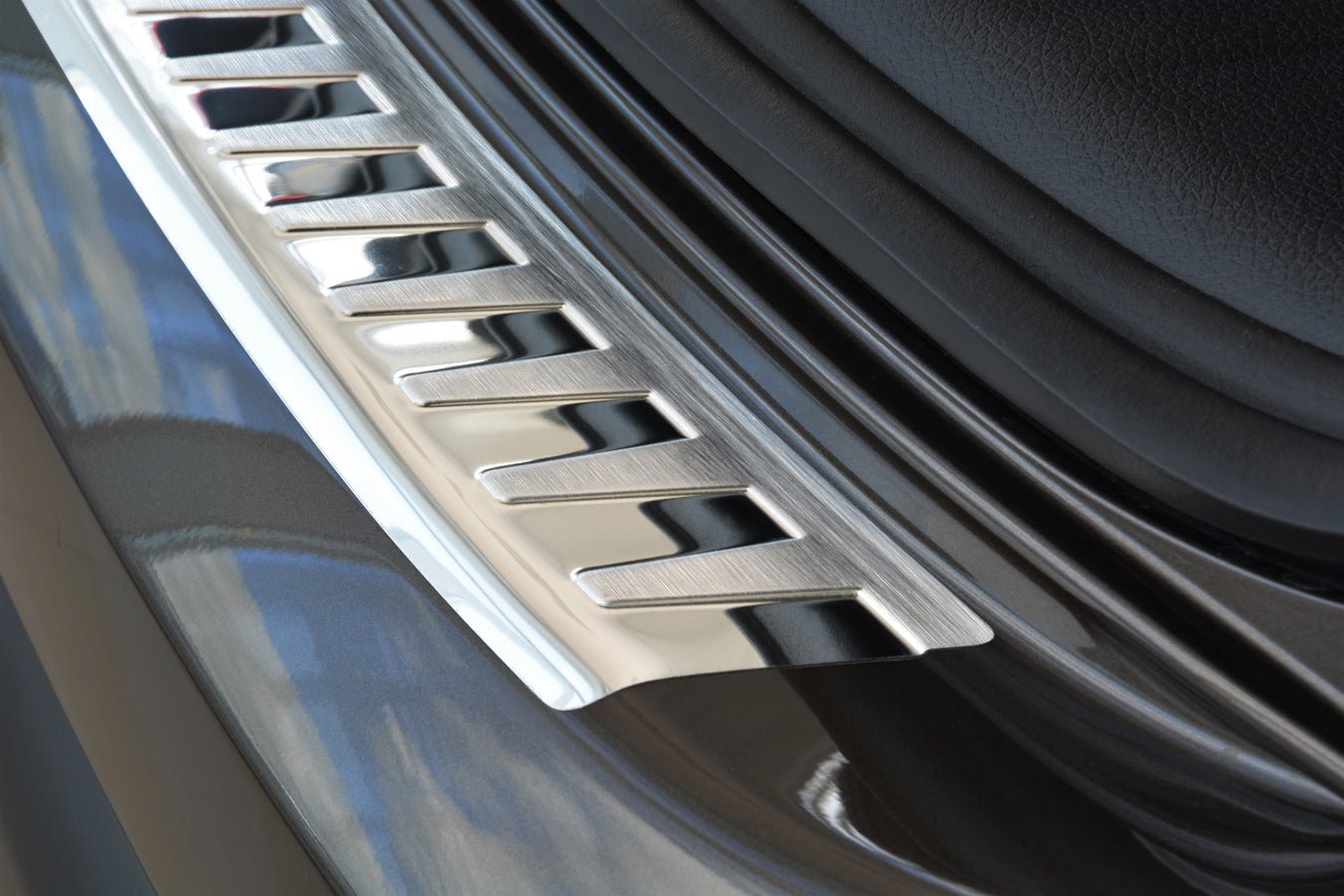 Lastskydd Nissan Qashqai II crossover 2013–2017 – Silver satin / Spegelpolerat silver | AVISA - Carlevel AB - Lastskydd
