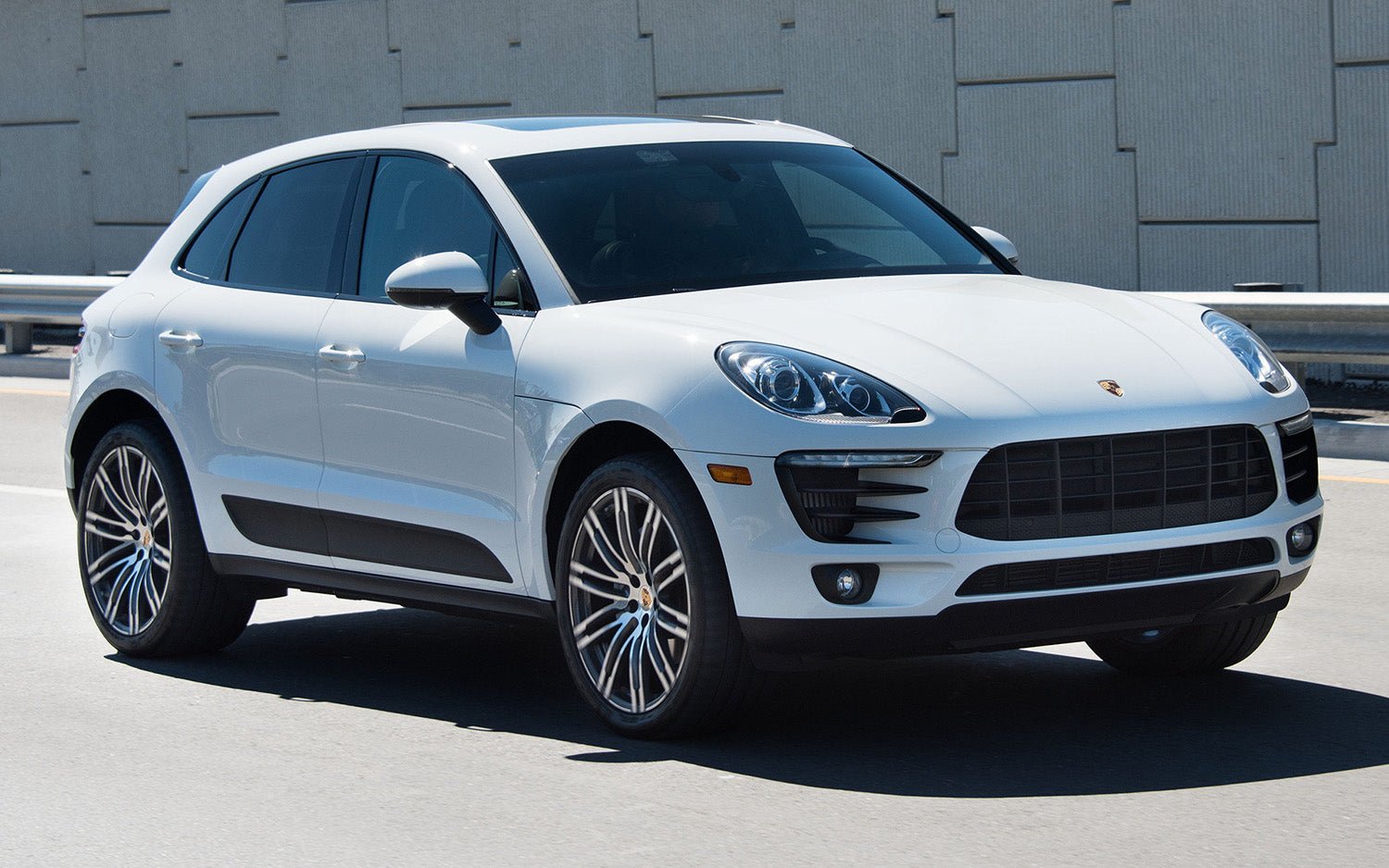 Lastskydd Porsche Macan 2013–2019, facelift 2019–2021, facelift 2021+ – Spegelblank steel, Röd&Svart Kolfiber | AVISA - Carlevel AB - Lastskydd