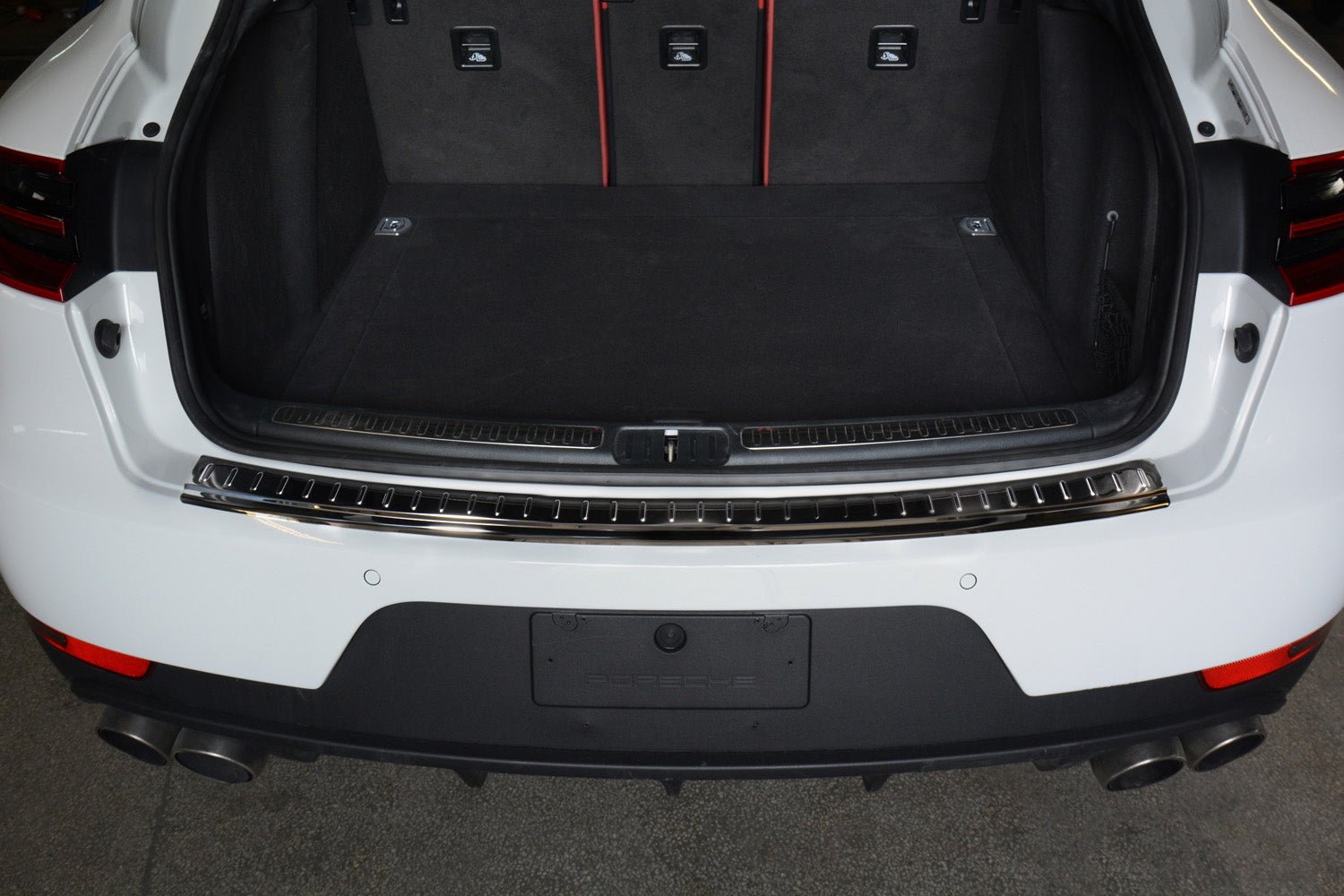 Lastskydd Porsche Macan 2013–2019, facelift 2019–2021, facelift 2021+ – Svart | AVISA - Carlevel AB - Lastskydd