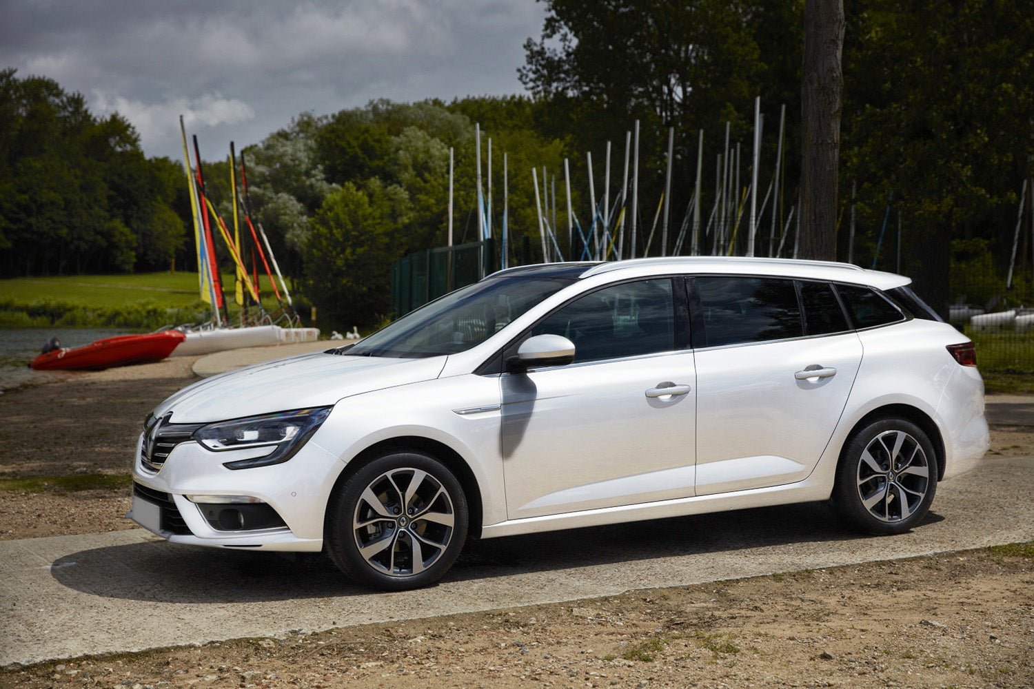 Lastskydd Renault IV Megane Grandtourer 2016–2020, facelift 2020+ – Silver satin | AVISA - Carlevel AB - Lastskydd