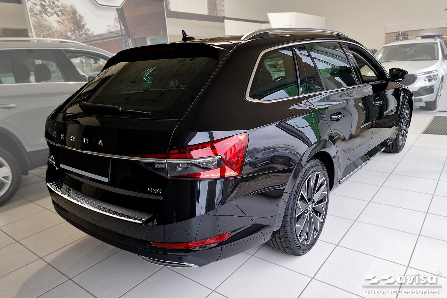 Lastskydd Skoda Superb III Kombi 2015–2019, facelift 2019–2024/ Scout III 2019+ – Spegelpolerat silver | AVISA - Carlevel AB - Lastskydd