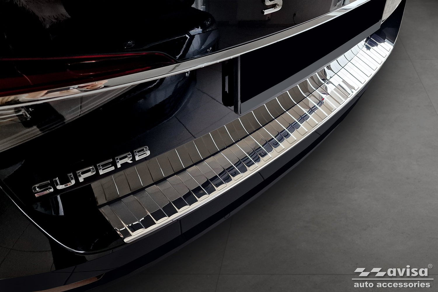 Lastskydd Skoda Superb III Kombi 2015–2019, facelift 2019–2024/ Scout III 2019+ – Spegelpolerat silver | AVISA - Carlevel AB - Lastskydd