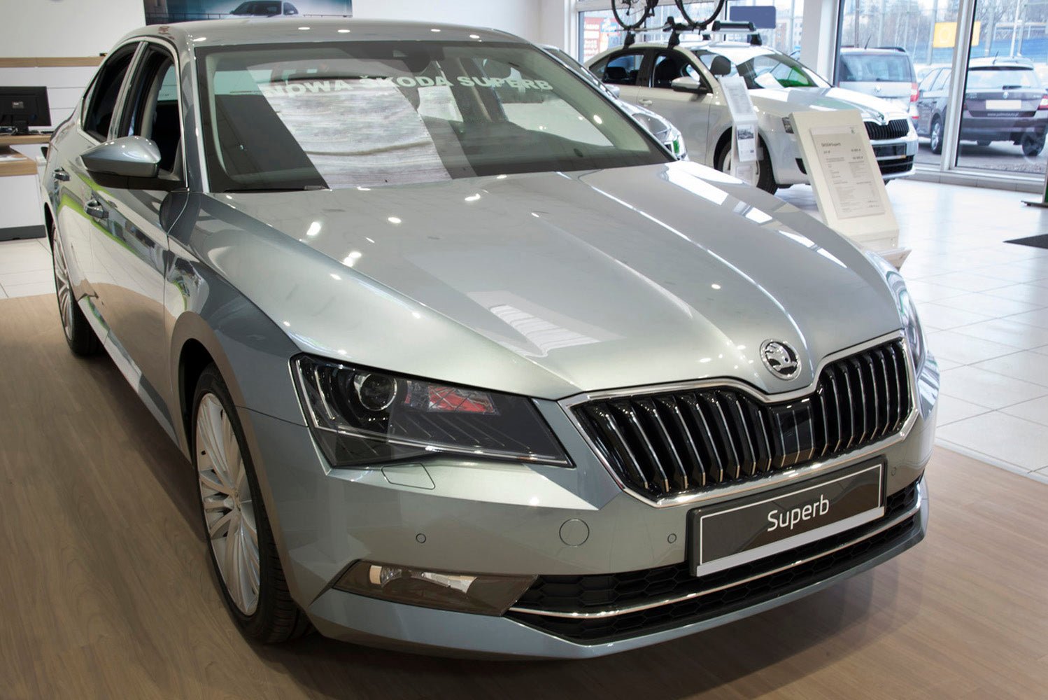 Lastskydd Skoda Superb III liftback sedan 2015–2019, facelift 2019+ facelift 2019–2023 – Svart | AVISA - Carlevel AB - Lastskydd
