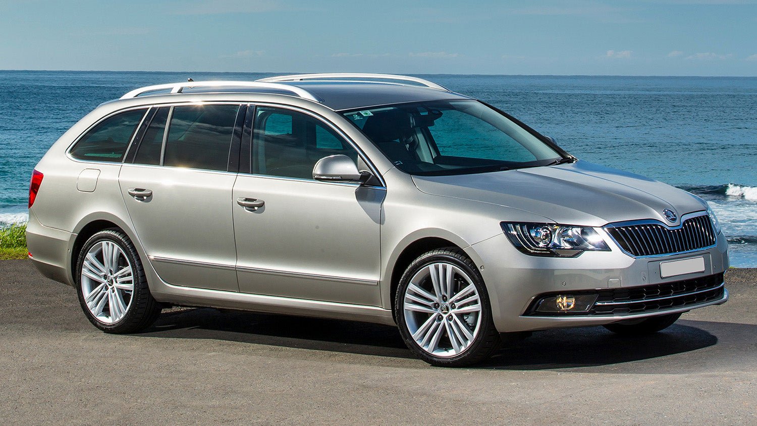 Lastskydd Skoda Superb Kombi 2013–2015 – Svart | AVISA - Carlevel AB - Lastskydd