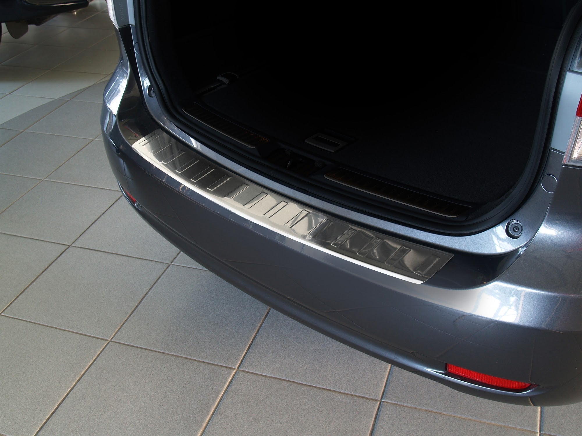 Lastskydd Toyota Avensis III Kombi 2009–2011, facelift 2011–2015 – Silver satin | AVISA - Carlevel AB - Lastskydd