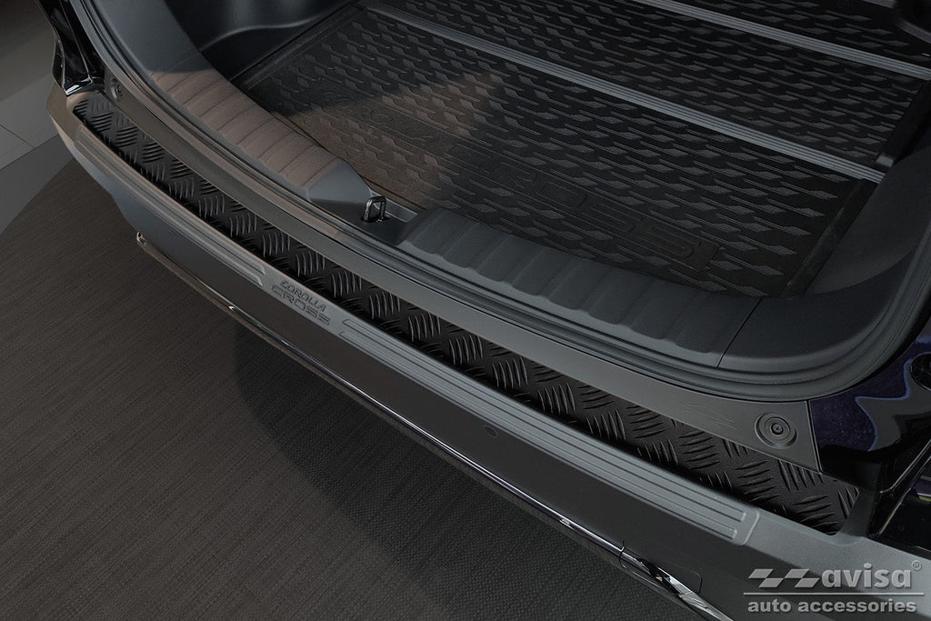Lastskydd Toyota Corolla Cross (XG1TJ) 2022–2025, facelift 2025+ Svart (2/40231) | AVISA - Carlevel AB - Lastskydd