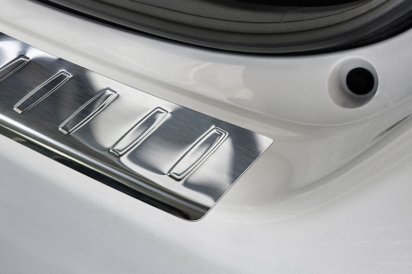 Lastskydd Toyota Yaris III halvkombi facelift 2014–2017, facelift 2017–2019 – Silver satin | AVISA - Carlevel AB - Lastskydd