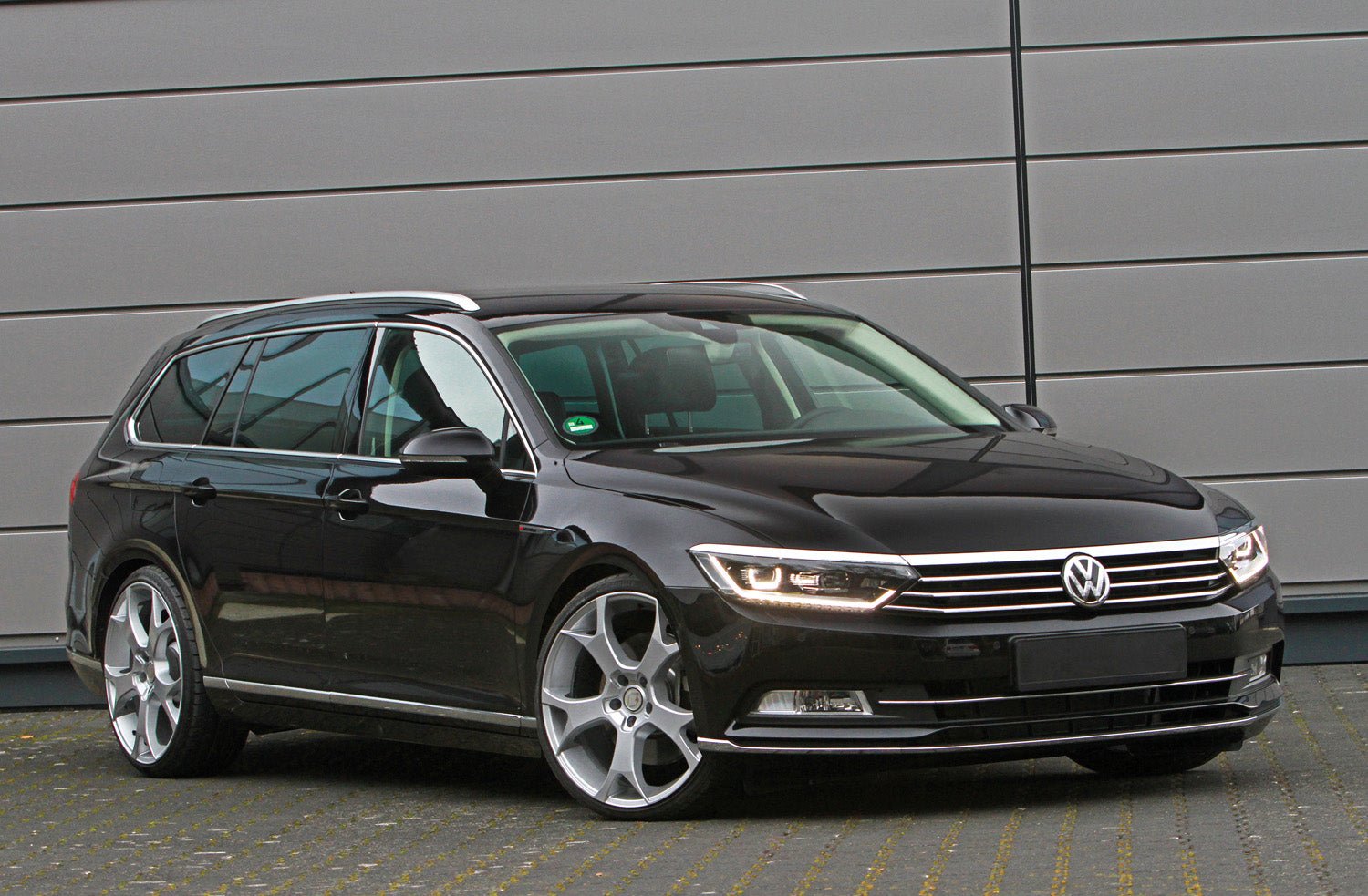 Lastskydd Volkswagen Passat B8 variant/ R-line/ Alltrack/ GTE 2014–2019, facelift 2019–2023 – Silver satin | AVISA - Carlevel AB - Lastskydd