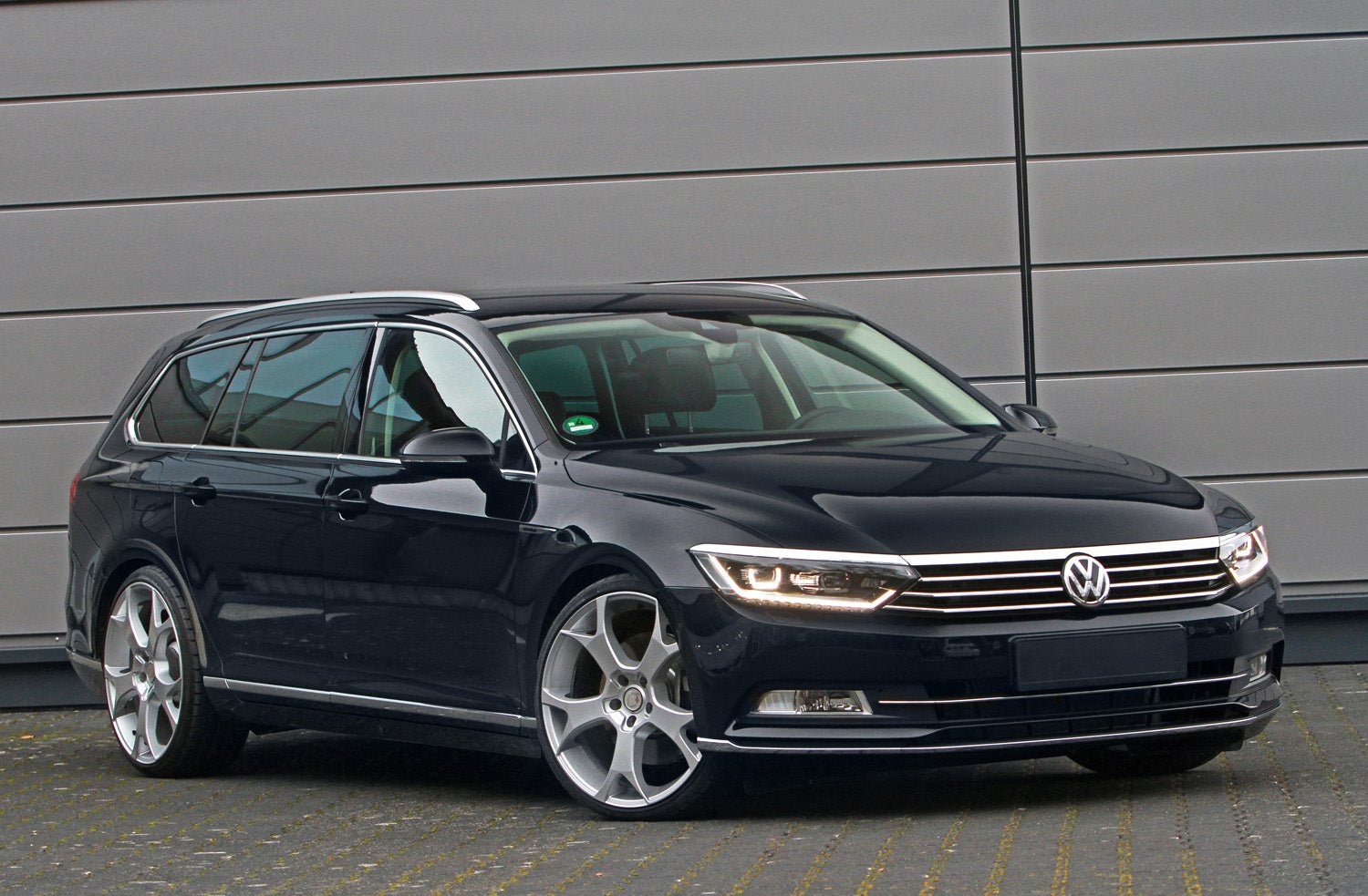 Lastskydd Volkswagen Passat B8 variant/ R-line/ Alltrack/ GTE 2014–2019, facelift 2019–2023 – Svart steel, Svart Kolfiber | AVISA - Carlevel AB - Lastskydd