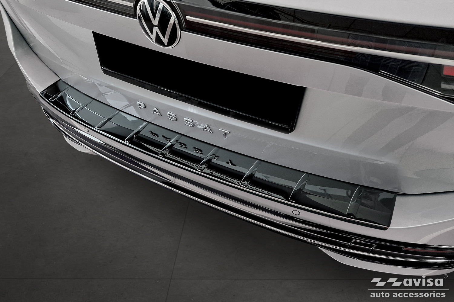 Lastskydd Volkswagen Passat B9 Variant/ R-line/ Hybrid 2024+ – Spegelblank svart | AVISA - Carlevel AB - Lastskydd