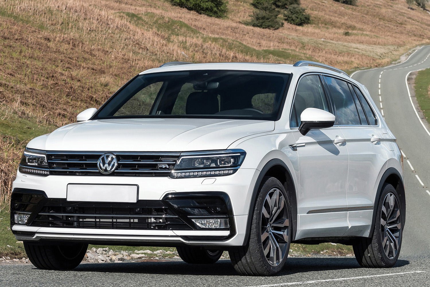 Lastskydd Volkswagen Tiguan II 2015–2020, facelift 2020+/ eHybrid 2020–2024 m.fl. – Svart | AVISA - Carlevel AB - Lastskydd