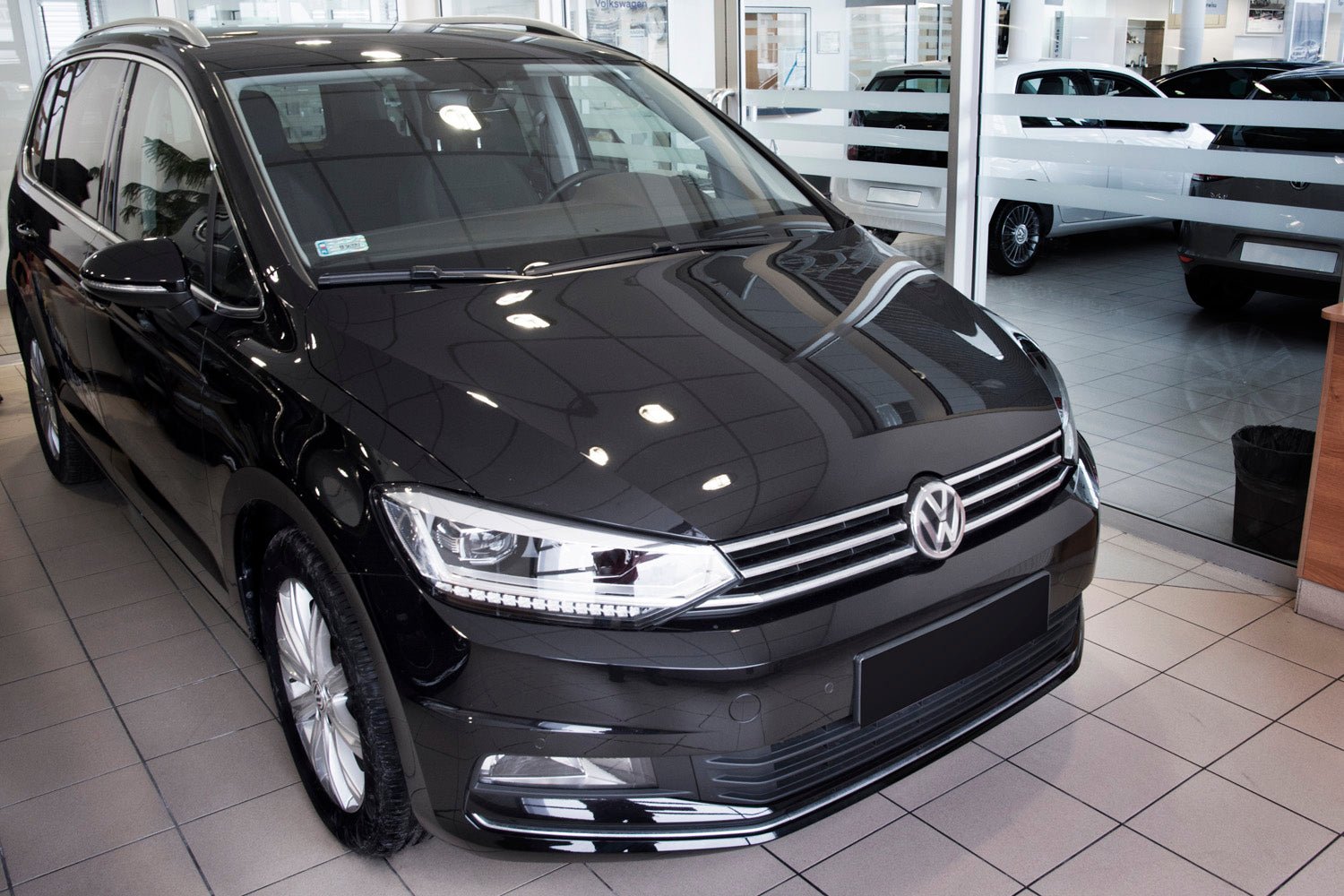 Lastskydd Volkswagen Touran III/ R-line 2015+ – Spegelblank svart | AVISA - Carlevel AB - Lastskydd