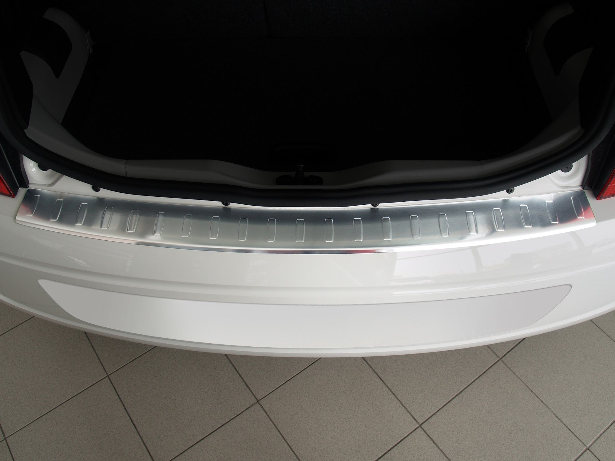Lastskydd Volkswagen UP halvkombi 3-dörrars/ 5-dörrars 2012–2016, facelift 2016+ – Silver satin | AVISA - Carlevel AB - Lastskydd
