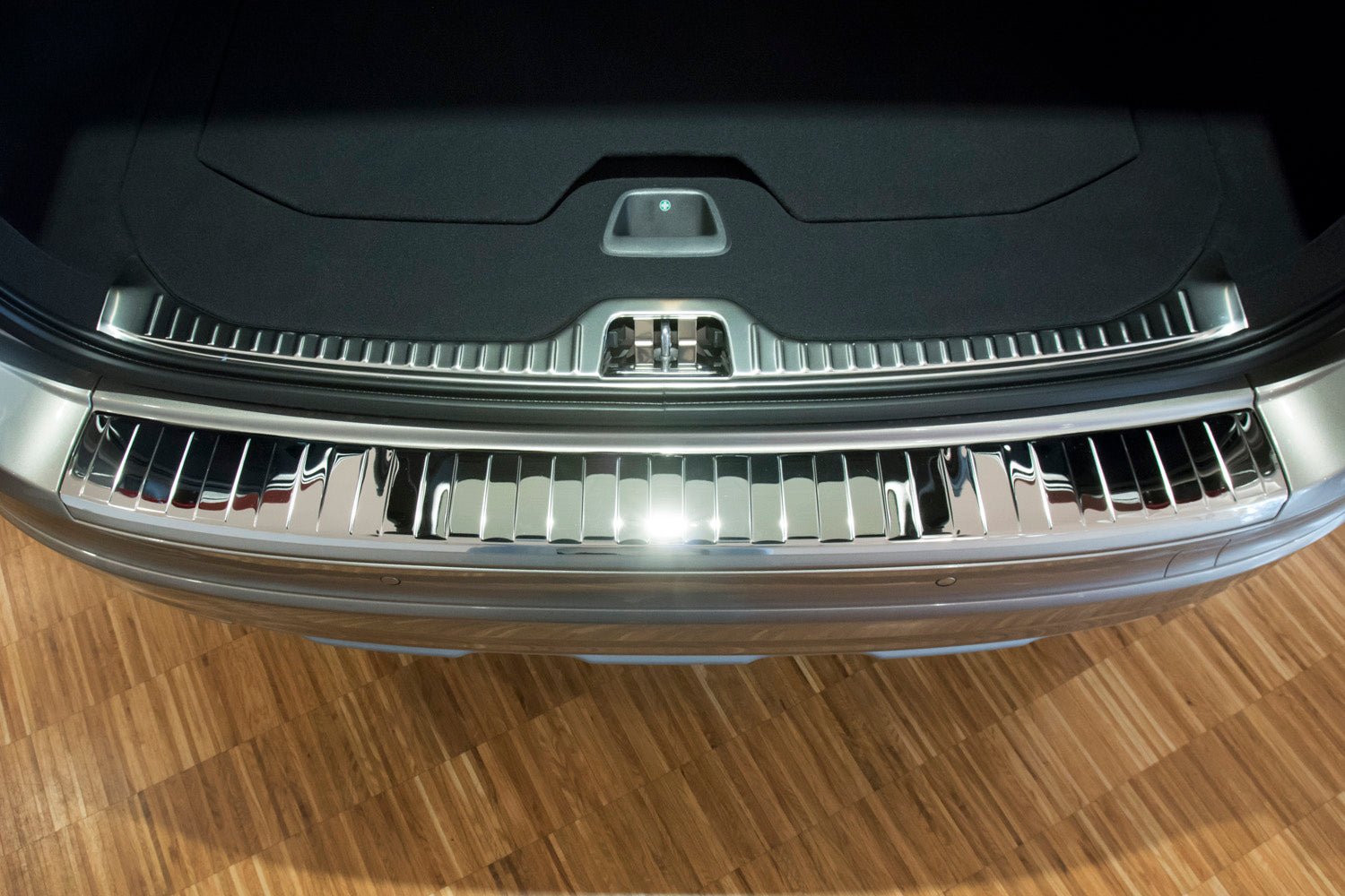 Lastskydd Volvo XC60 2013–2017 – Spegelpolerat silver | AVISA - Carlevel AB - Lastskydd