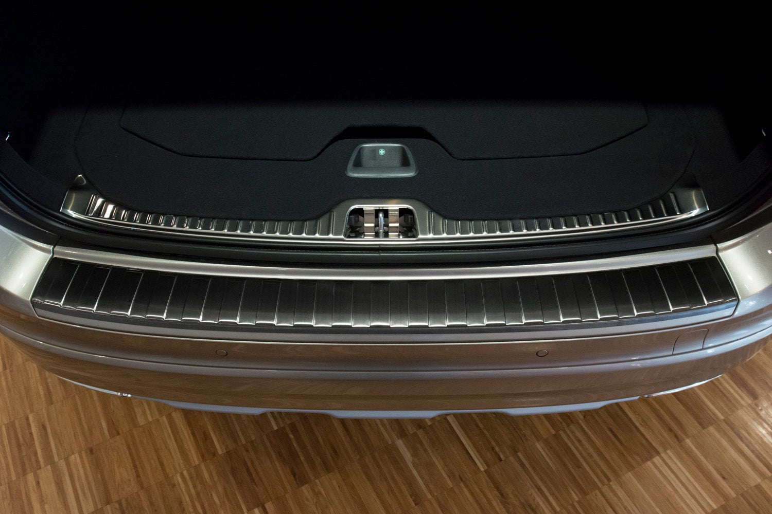 Lastskydd Volvo XC60 2013–2017 – Svart (2/45003) | AVISA - Carlevel AB - Lastskydd