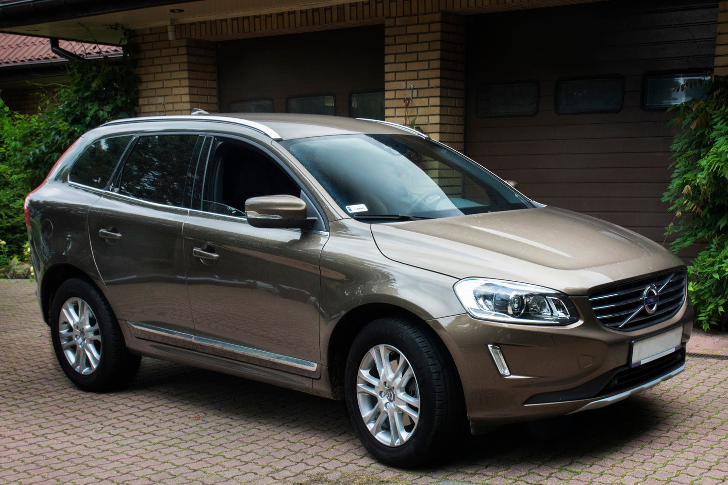 Lastskydd Volvo XC60 2013–2017 – Svart steel, Röd&Svart Kolfiber | AVISA - Carlevel AB - Lastskydd