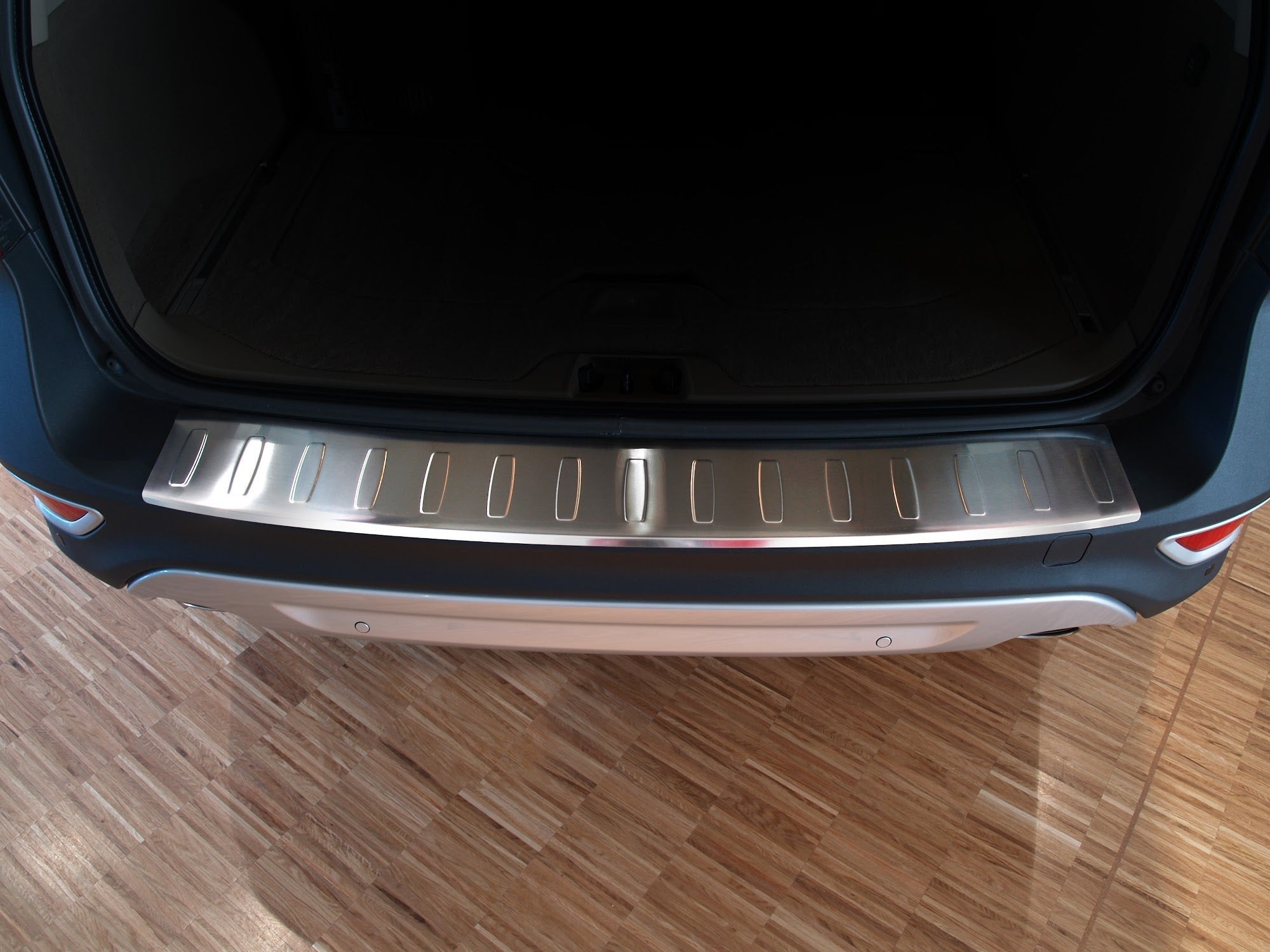 Lastskydd Volvo XC70 2007–2013 – Silver satin | AVISA - Carlevel AB - Lastskydd