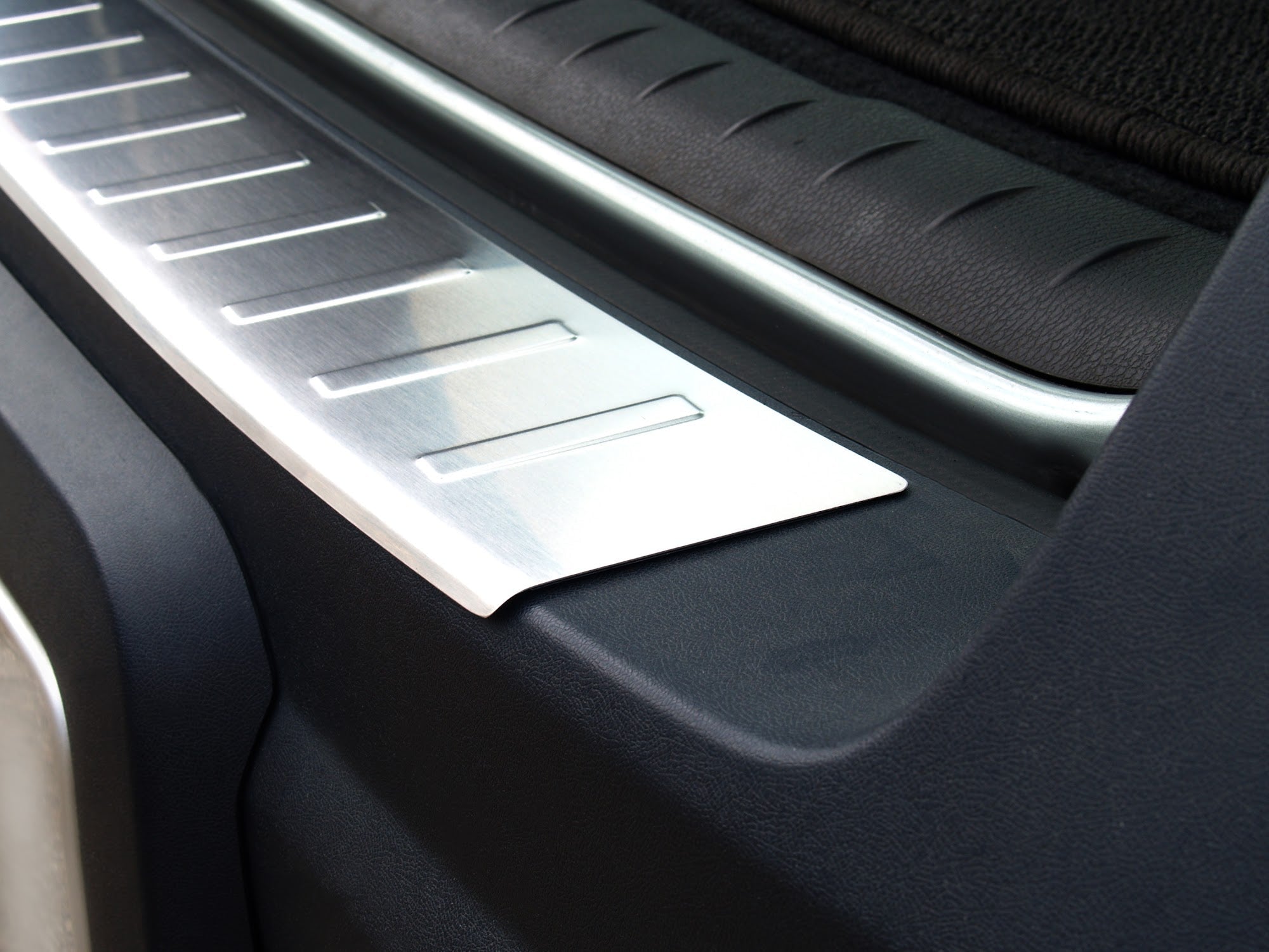 Lastskydd Volvo XC70 I 2004–2007 – Silver satin | AVISA - Carlevel AB - Lastskydd