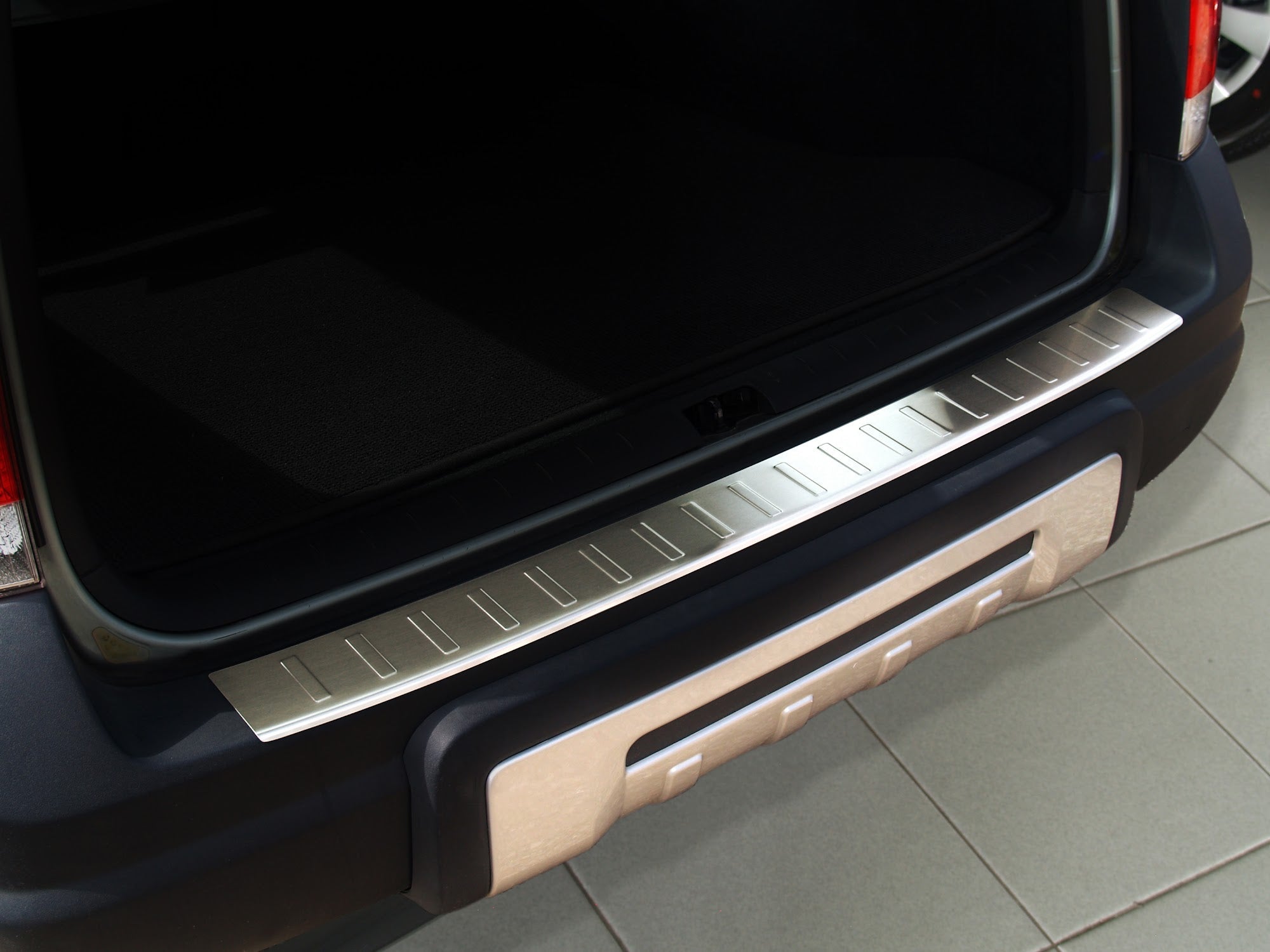 Lastskydd Volvo XC70 I 2004–2007 – Silver satin | AVISA - Carlevel AB - Lastskydd