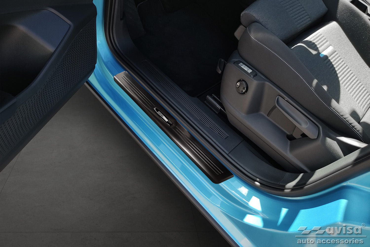 Tröskelskydd Exclusive Ford Tourneo Connect III 2022+ – Svart | AVISA - Carlevel AB - Tröskelskydd