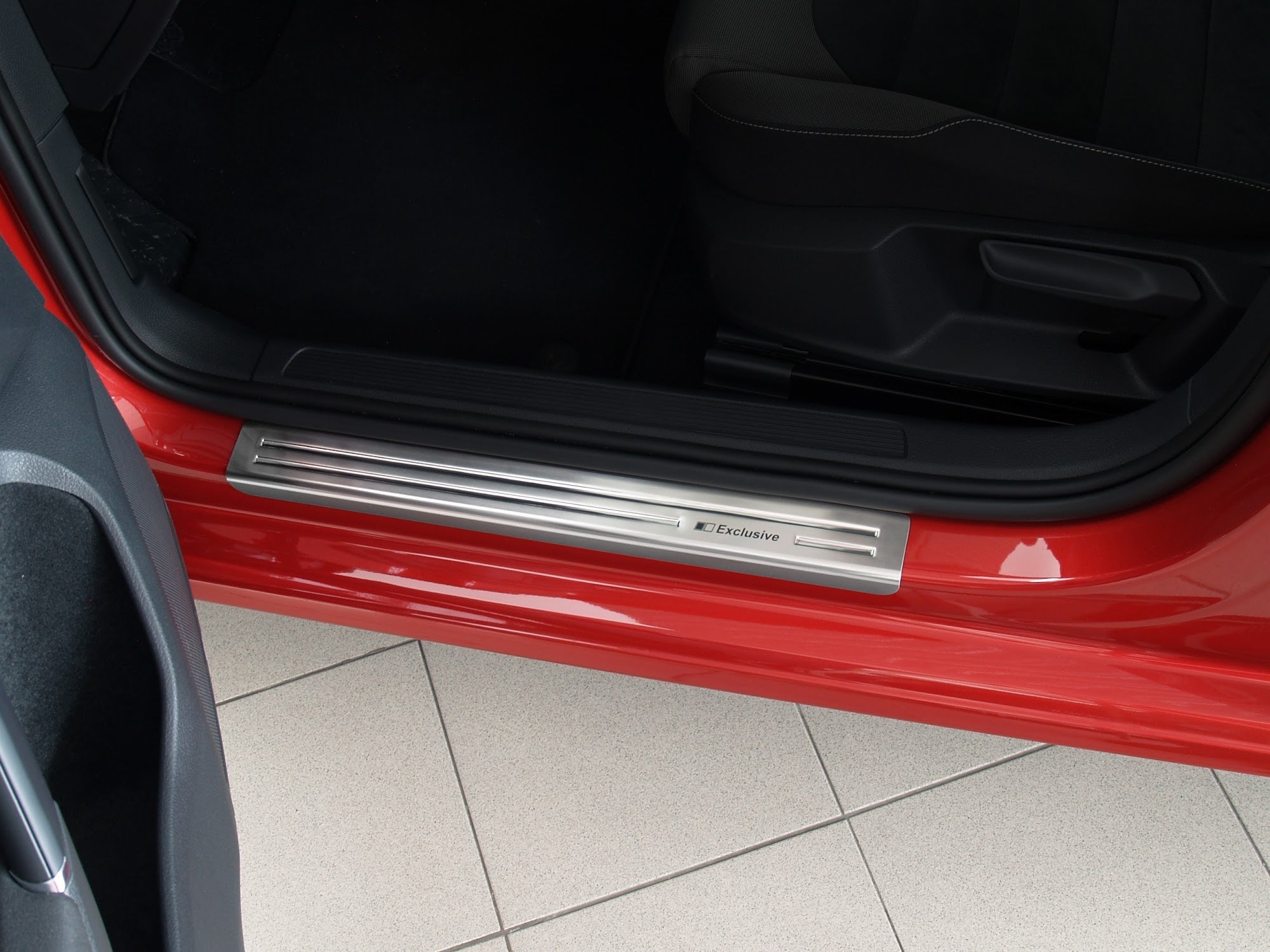Tröskelskydd Exclusive Volkswagen Golf VII halvkombi/ variant 2012–2017, facelift 2017–2019 – Silver satin | AVISA - Carlevel AB - Tröskelskydd