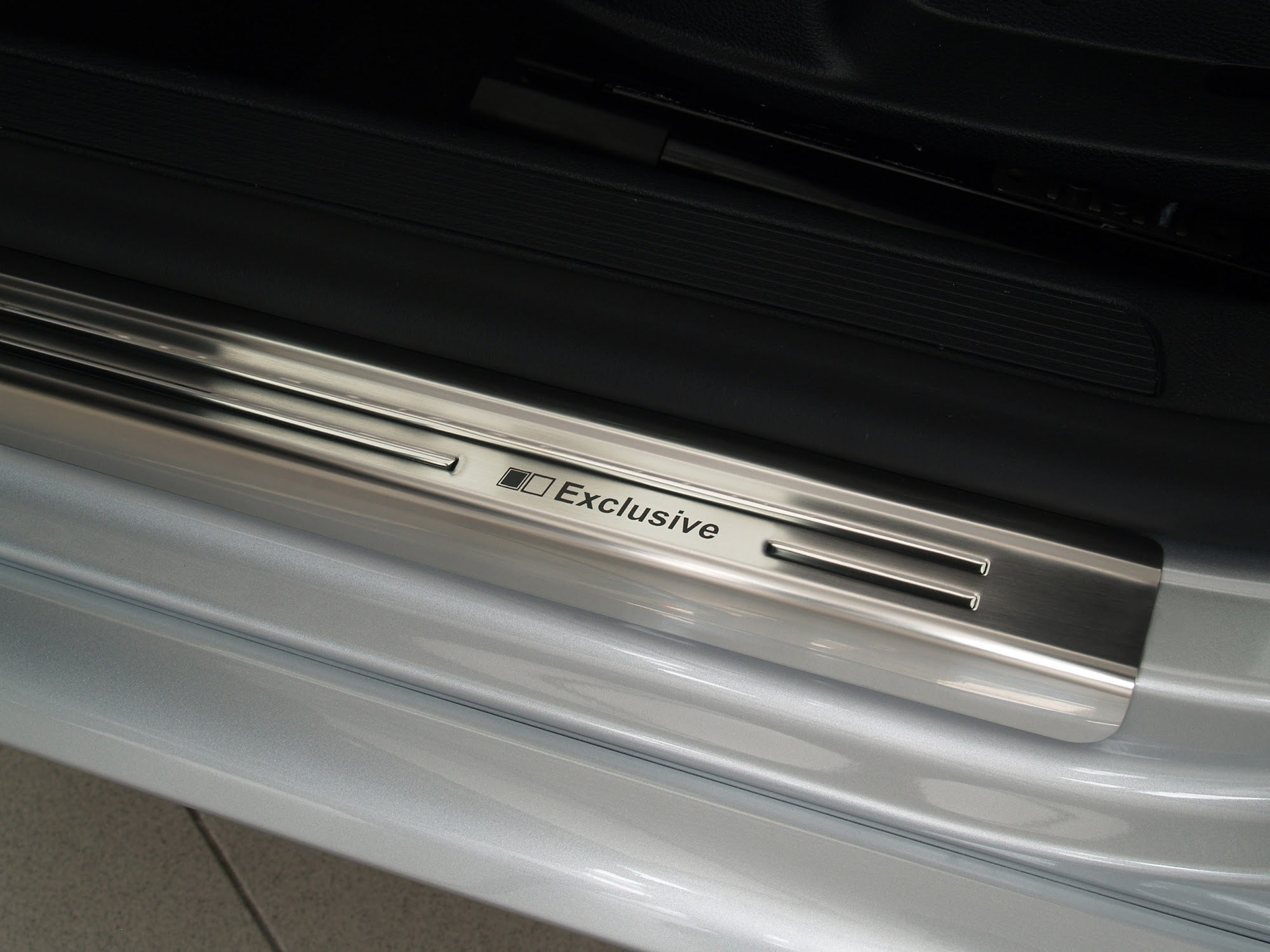 Tröskelskydd Exclusive Volkswagen Passat B6 2005–2010 / Volkswagen Passat B7 2011–2014 – Silver satin | AVISA - Carlevel AB - Tröskelskydd