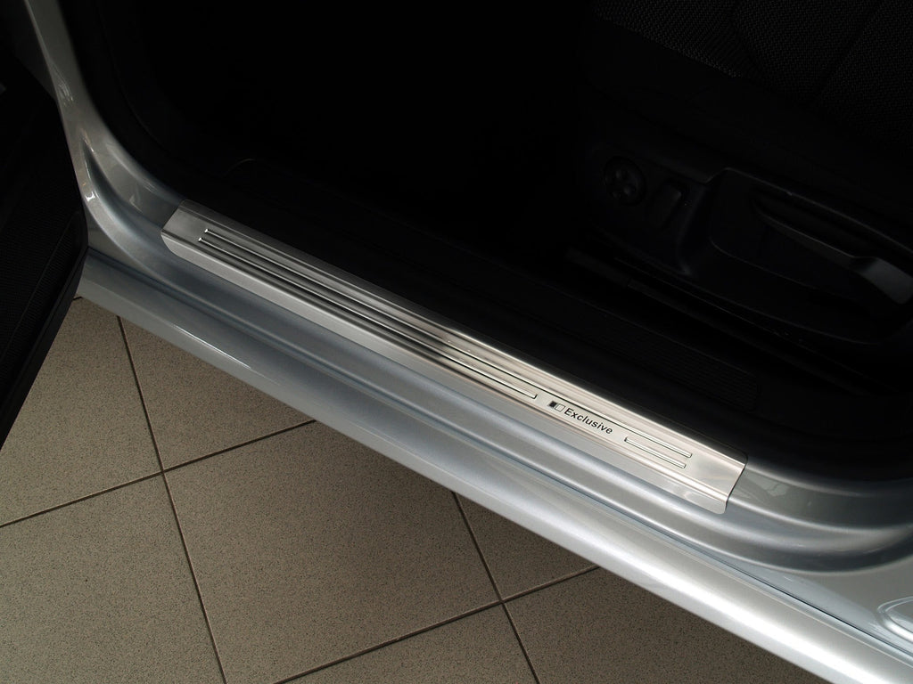 Tröskelskydd Exclusive Volkswagen Passat B6 2005–2010 / Volkswagen Passat B7 2011–2014 – Silver satin | AVISA - Carlevel AB - Tröskelskydd