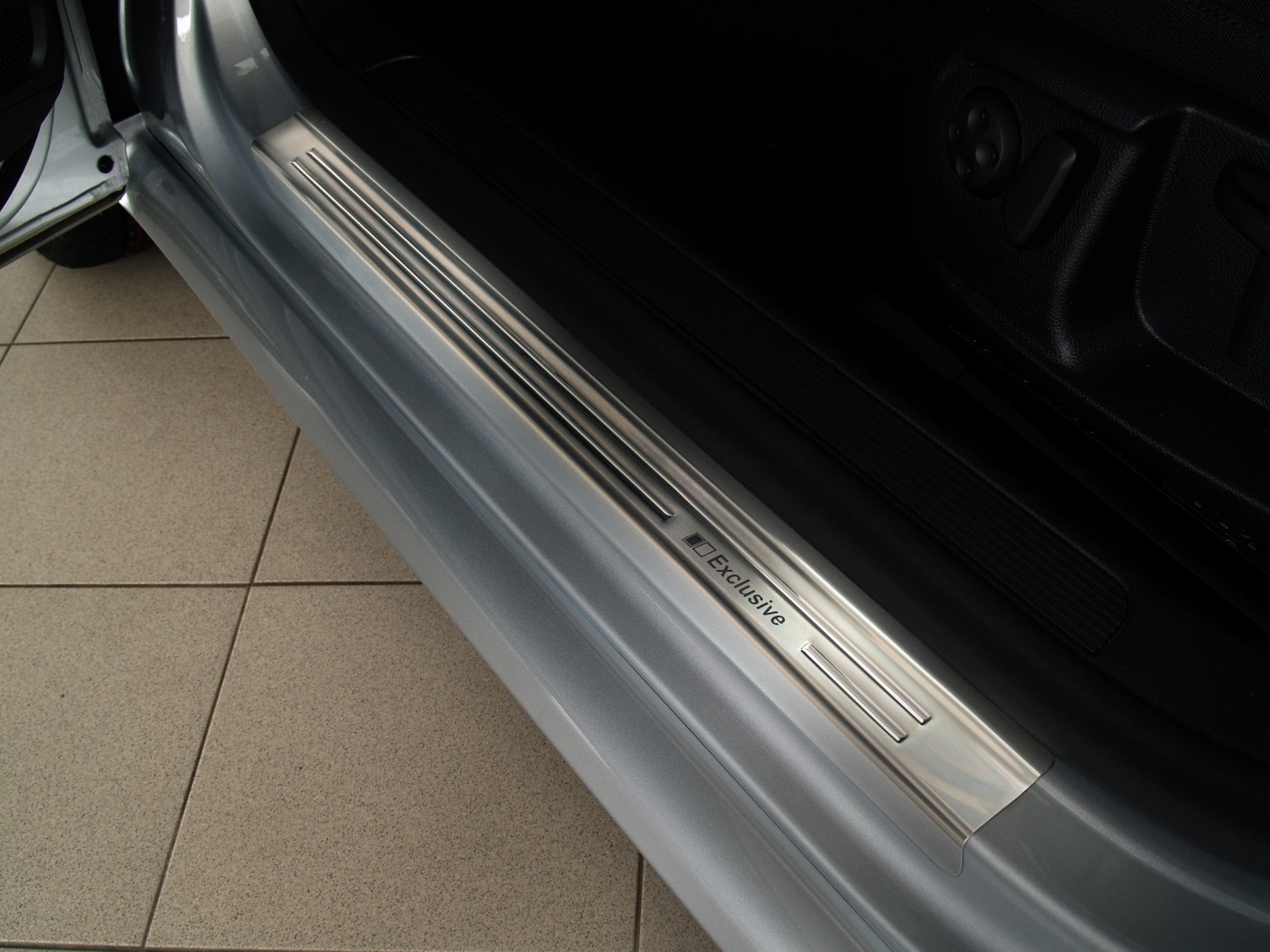 Tröskelskydd Exclusive Volkswagen Passat B6 2005–2010 / Volkswagen Passat B7 2011–2014 – Silver satin | AVISA - Carlevel AB - Tröskelskydd