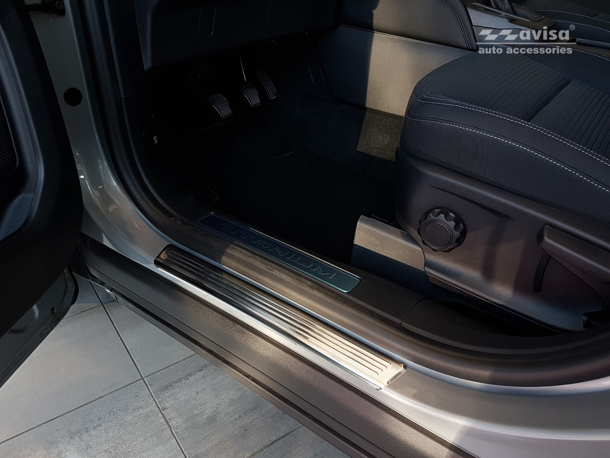 Tröskelskydd Ford Kuga III 2019–2024 facelift 2024+ – Silver satin | AVISA - Carlevel AB - Tröskelskydd