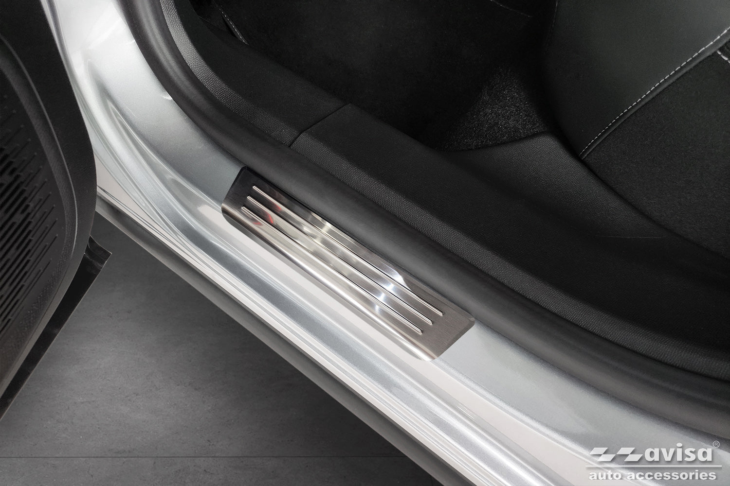 Tröskelskydd Lines Citroen C4 III crossover 2020+ / Citroen C4X 2023+ – Silver satin | AVISA - Carlevel AB - Tröskelskydd