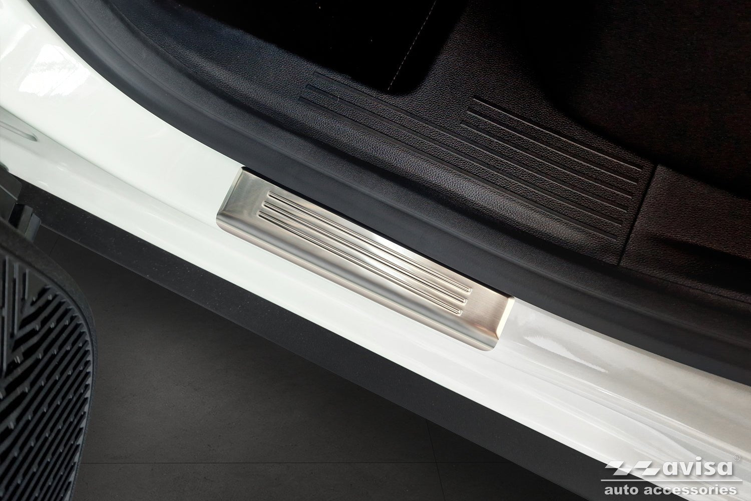 Tröskelskydd Lines Dacia Duster III 2024+ – Silver | AVISA - Carlevel AB - Tröskelskydd