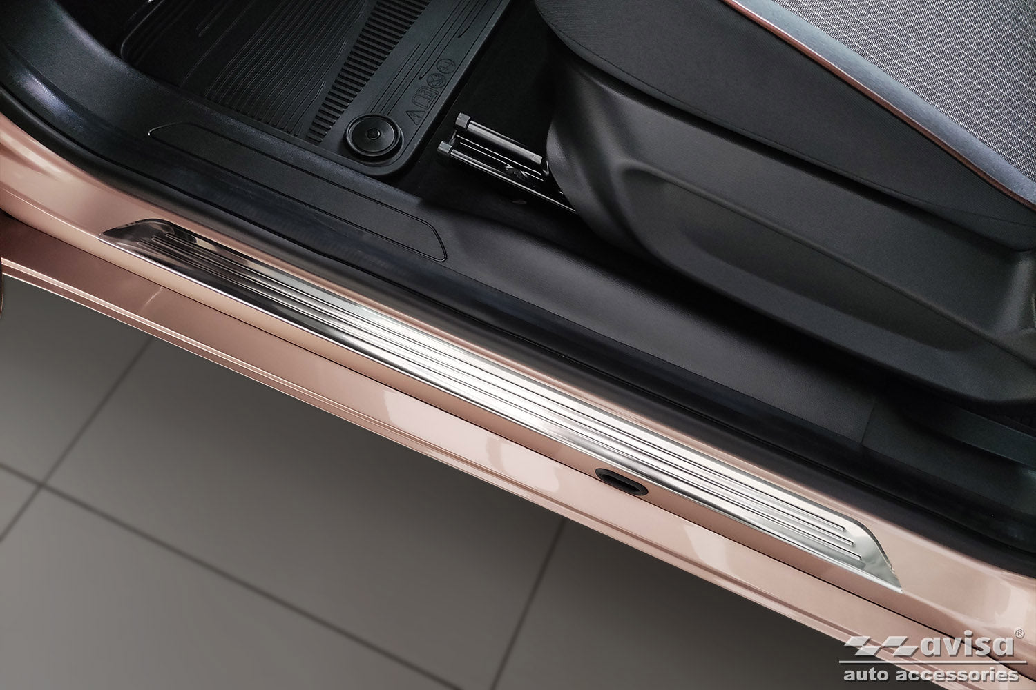 Tröskelskydd Lines Fiat 500 halvkombi 3-dörrars facelift 2015+ m.fl. – Silver satin | AVISA - Carlevel AB - Tröskelskydd