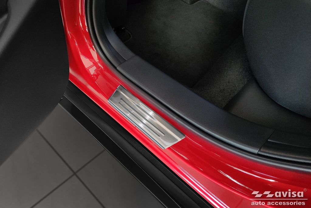 Tröskelskydd Lines Mazda CX-30 2019+ – Silver satin | AVISA - Carlevel AB - Tröskelskydd