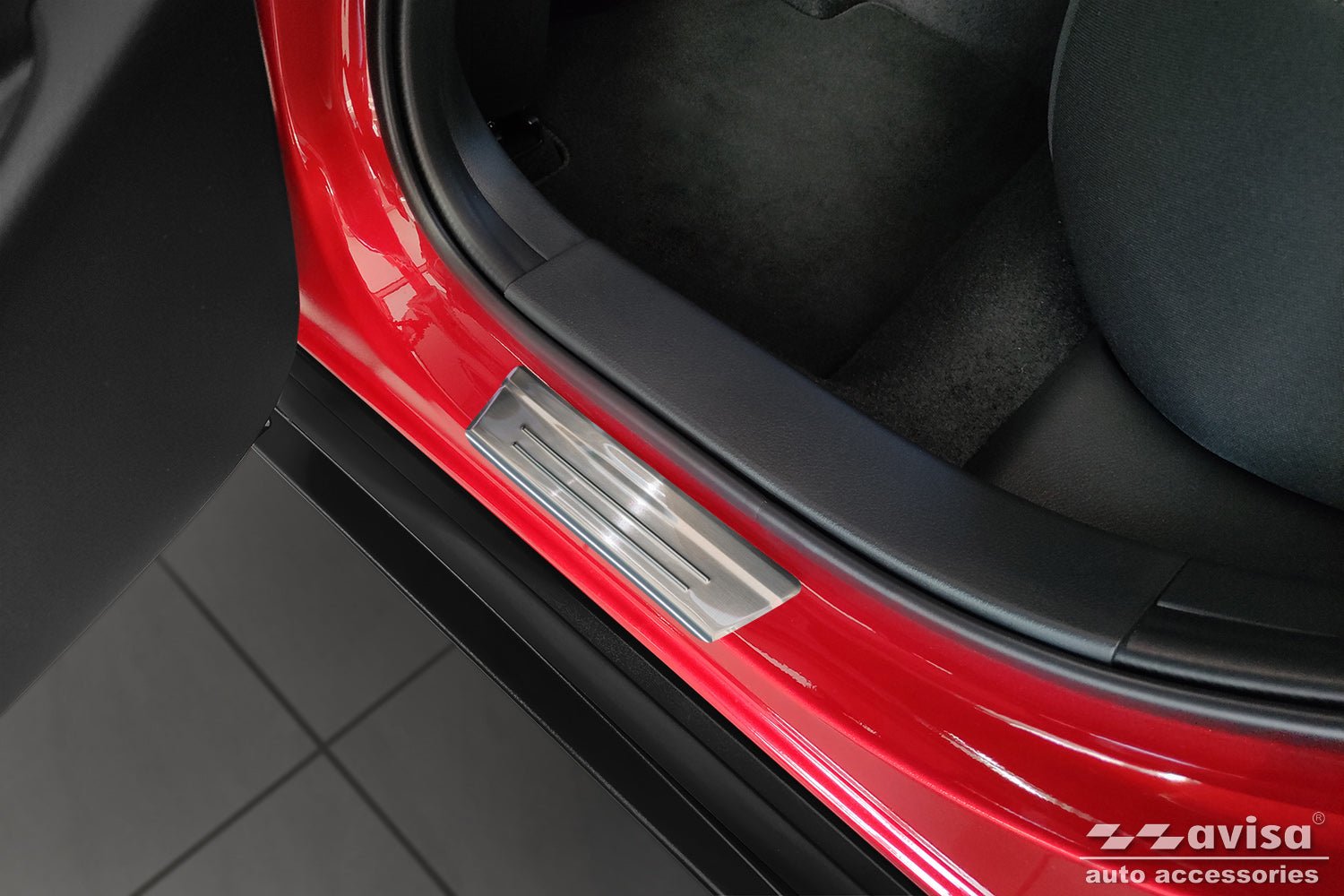 Tröskelskydd Lines Mazda CX-30 2019+ – Silver satin | AVISA - Carlevel AB - Tröskelskydd